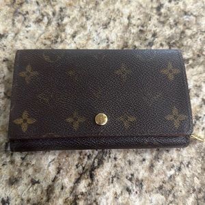 Louis Vuitton Porte Monnaie Tresor Wallet.  Monogram canvas.